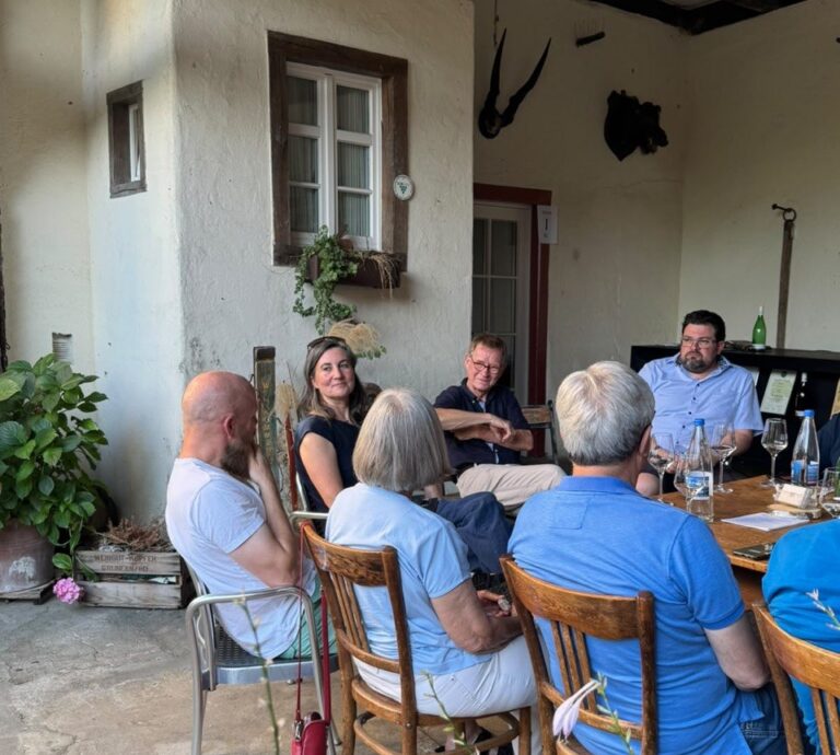 Ortsverband der Grünen Staufen-Münstertal besucht Bio-Weingut Köpfer mit Landtagsabgeordnete Anna Deparnay-Grunenberg