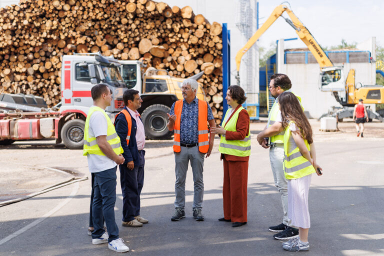 Wirtschaftspolitische Sprecherin Dr. Sandra Detzer besucht innovativen Hersteller von Holzfaserdämmung